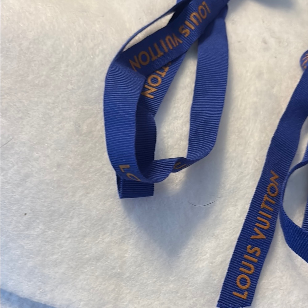 Louis Vuitton Blue Ribbon Set - Picture 8 of 8
